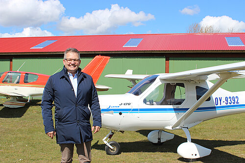 Formand for Sæby Erhvervsforening Kim Müller har været mægler i striden mellem flyveklubber og lodsejere, som nu er endt lykkeligt med en 7-årig lejeaftale.